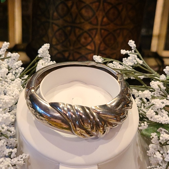 Retro Chic Thick Metal Hinged Bangle Bracelet - Picture 1 of 6